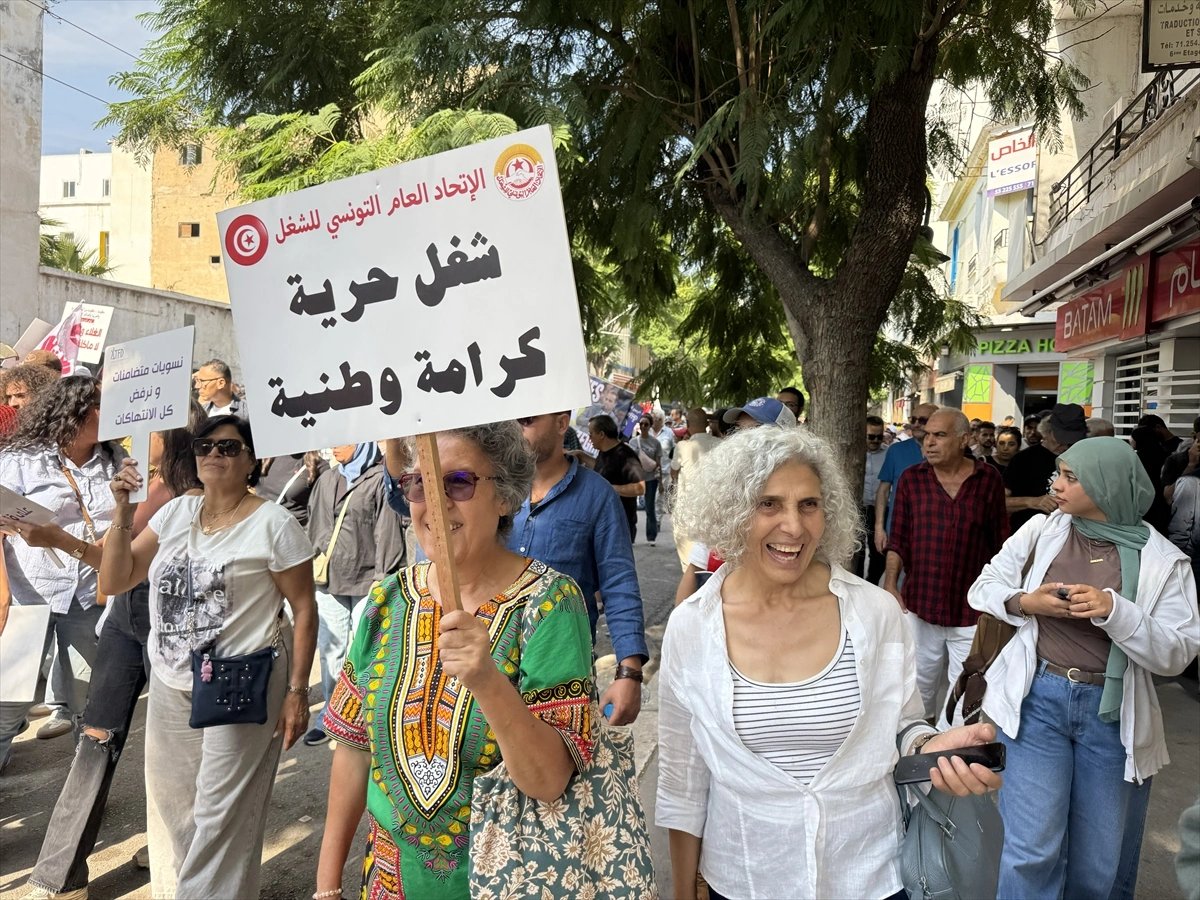 Tunus'ta binlerce kişi iktidar karşıtı gösteri düzenledi