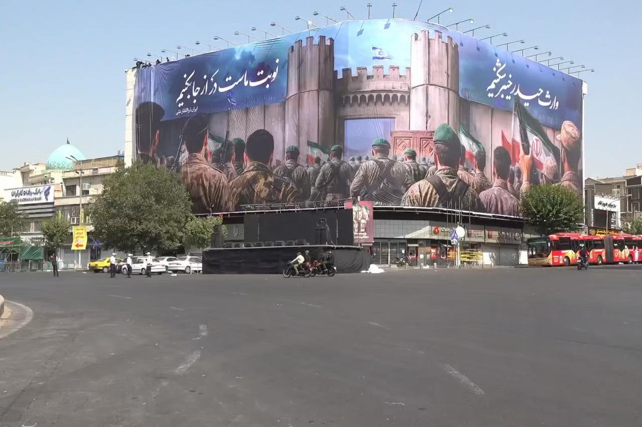 Tahran'da intikam çağrısı bulunan dev afişler asıldı