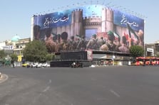 Tahran'da intikam çağrısı bulunan dev afişler asıldı