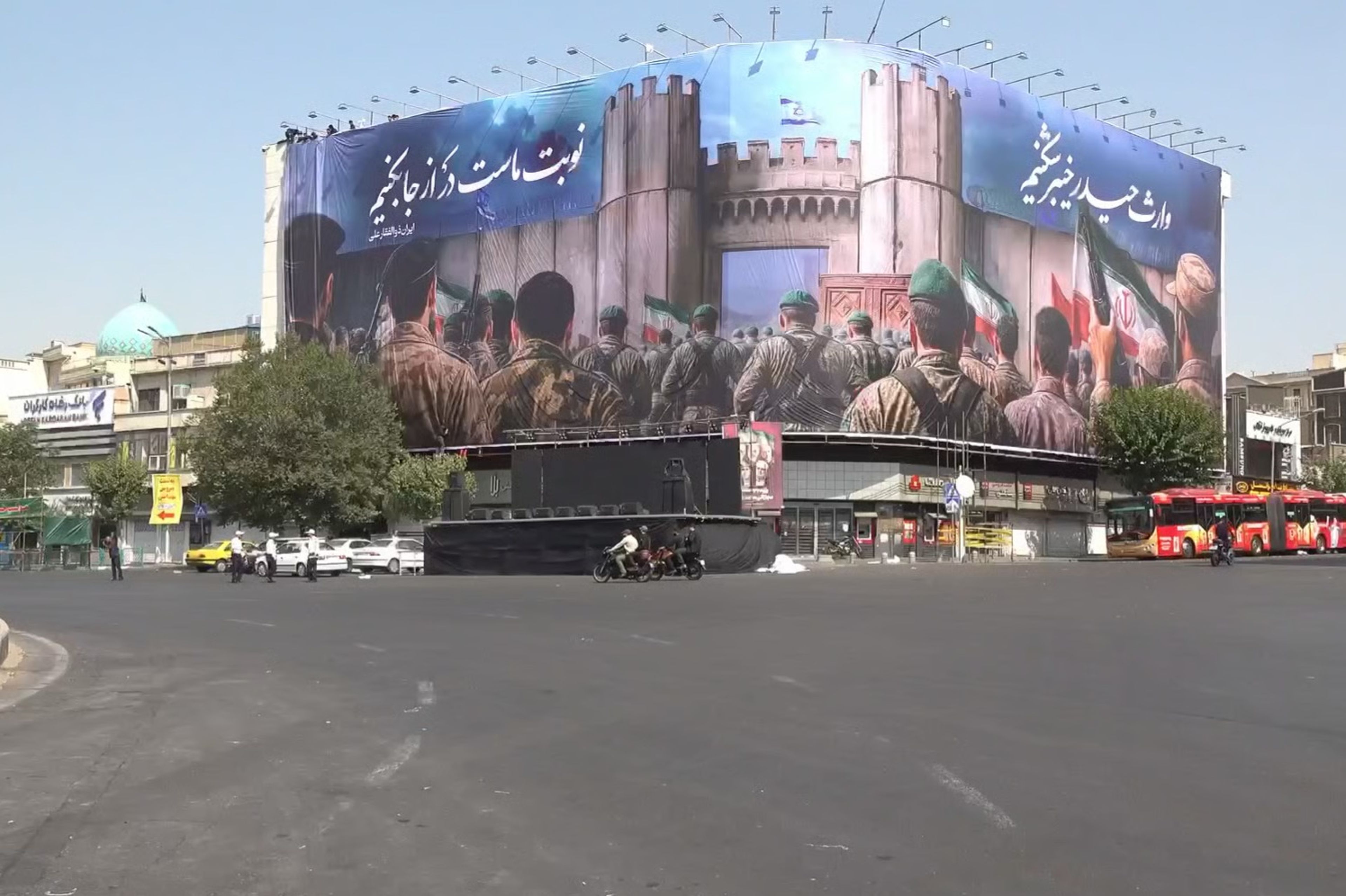 Tahran'da intikam çağrısı bulunan dev afişler asıldı