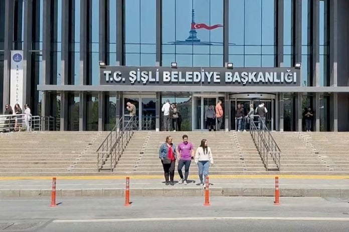 İBB'nin yolsuzluk davasında bir firari daha