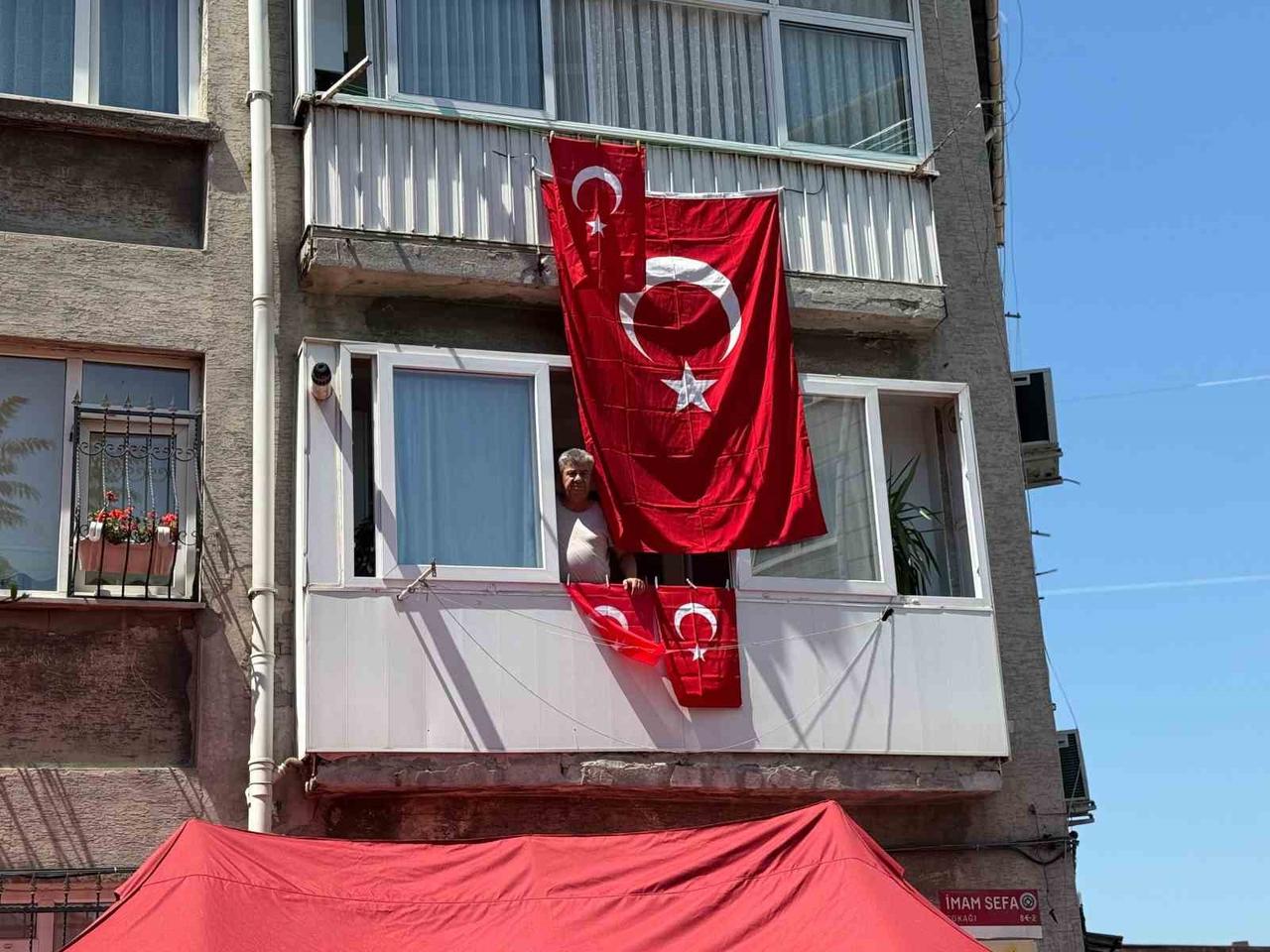 Şehitlerimizin baba evine Türk Bayrağı asıldı
