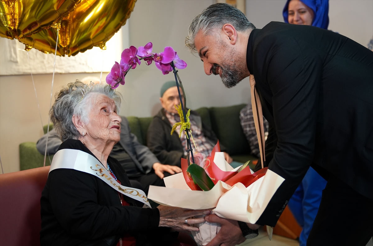 100 yıllık çınarın doğum günü dileği gerçek oldu: İzmir'de asırlık kutlama