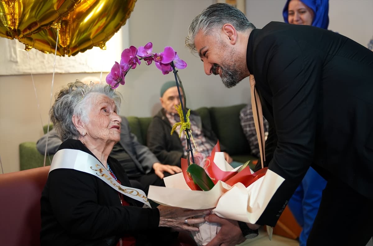 100 yıllık çınarın doğum günü dileği gerçek oldu: İzmir'de asırlık kutlama