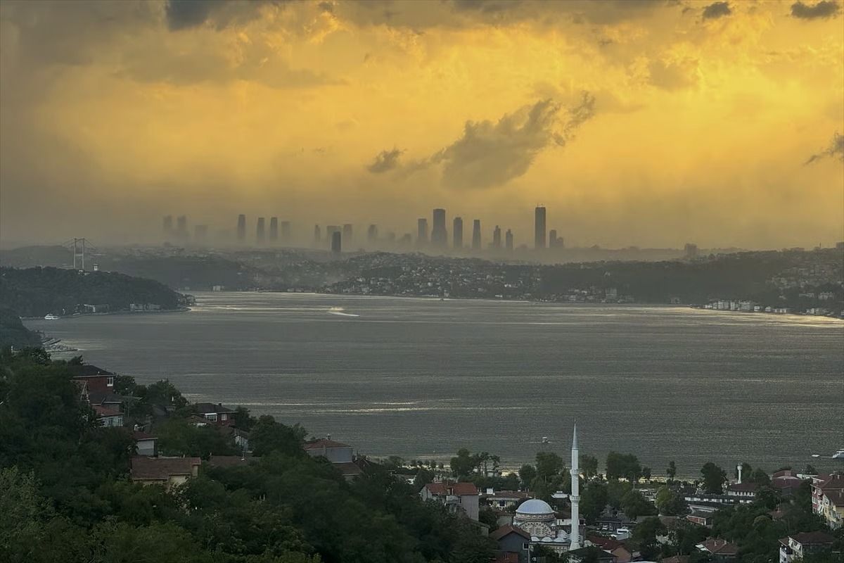 İstanbul'da kuvvetli fırtına hayatı olumsuz etkiledi
