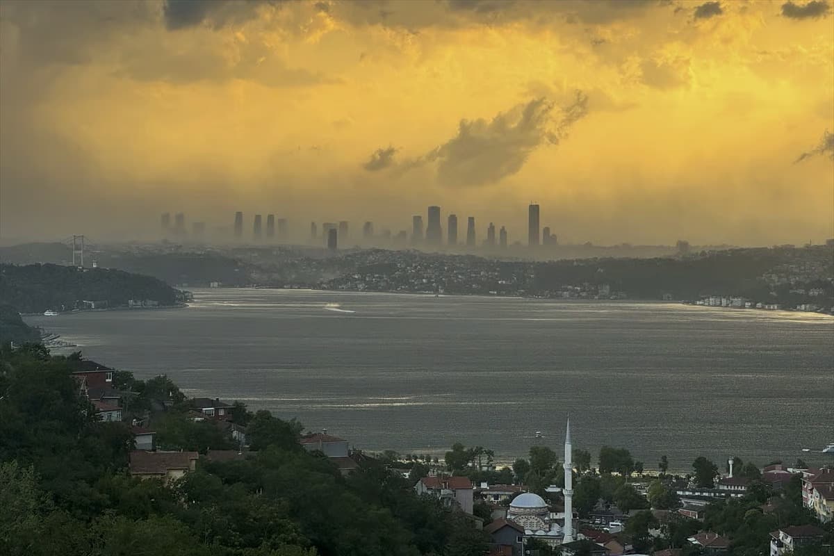 İstanbul'da kuvvetli fırtına hayatı olumsuz etkiledi