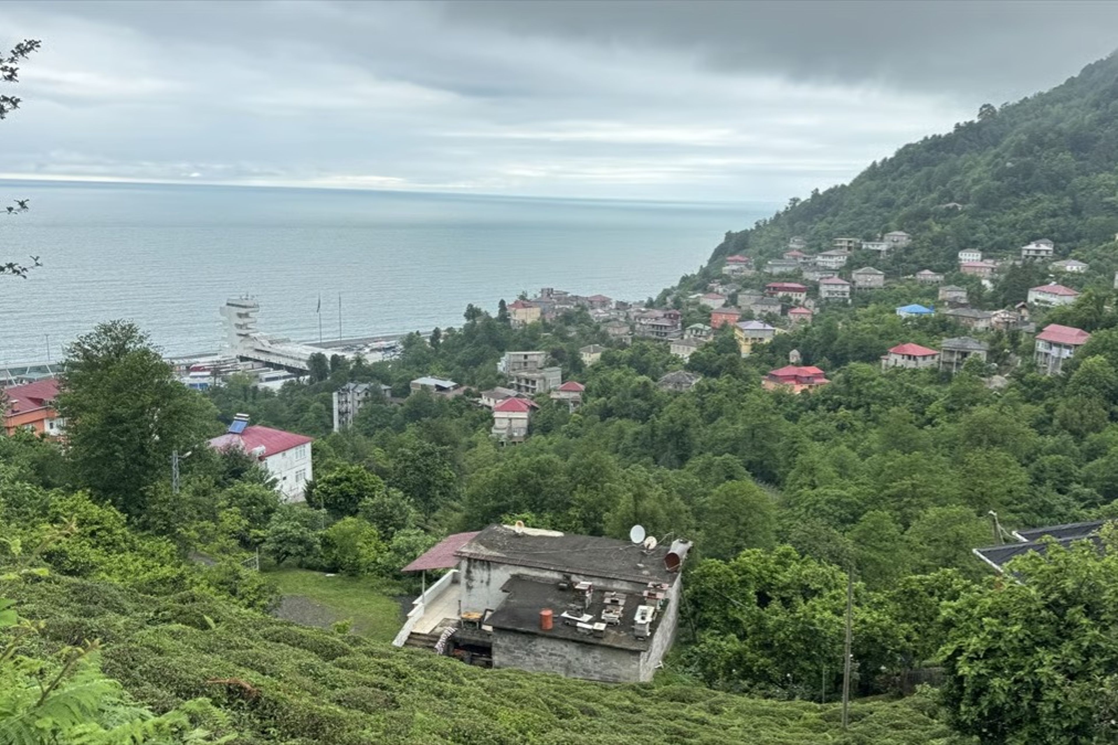 Sınırın ikiye ayırdığı köyde akrabalık ilişkileri bir asırdır sürdürülüyor