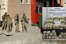 Hakkari merkezli uyuşturucu operasyonu: Aralarında başkomiserin de bulunduğu 4 kişi tutuklandı