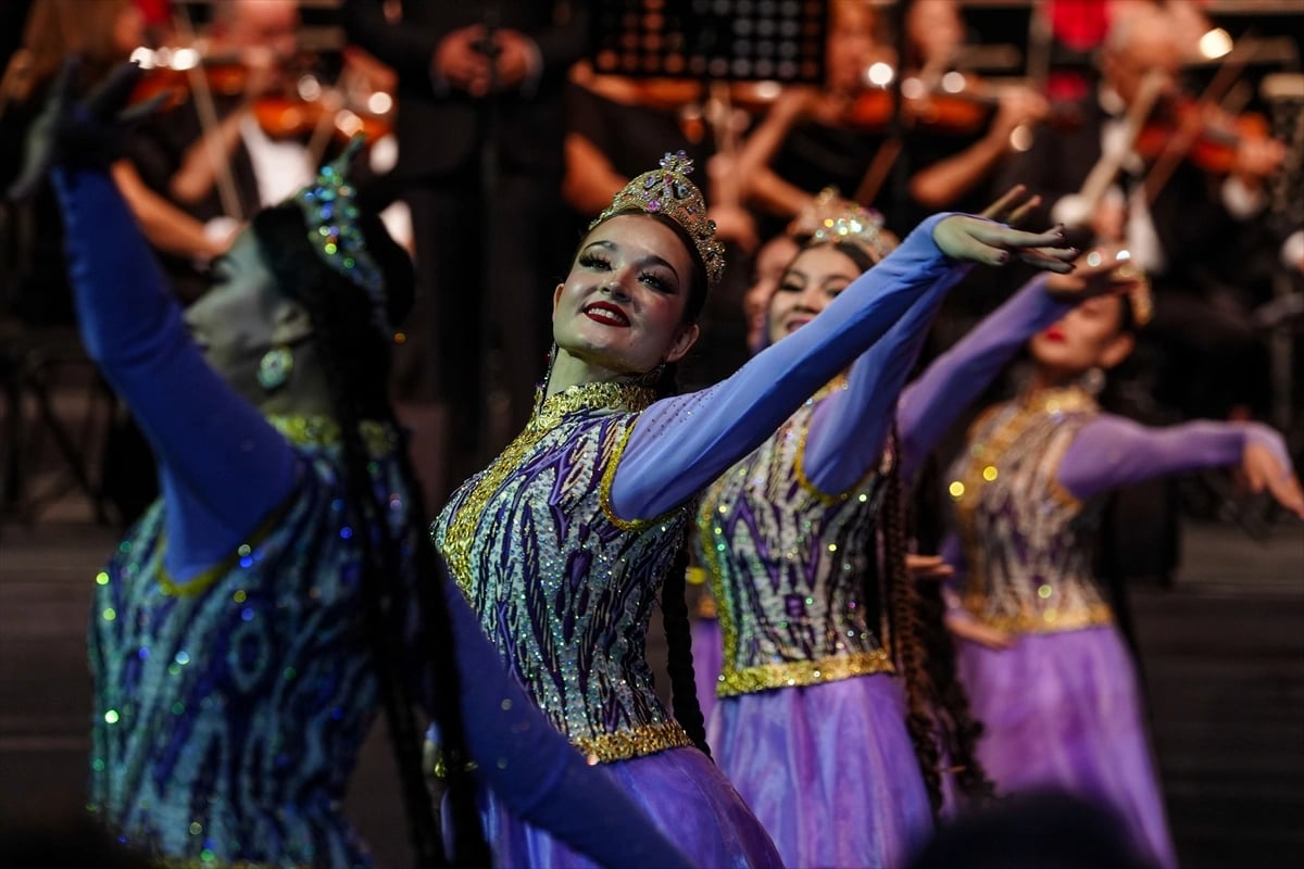 Halk dansları sahnelendi