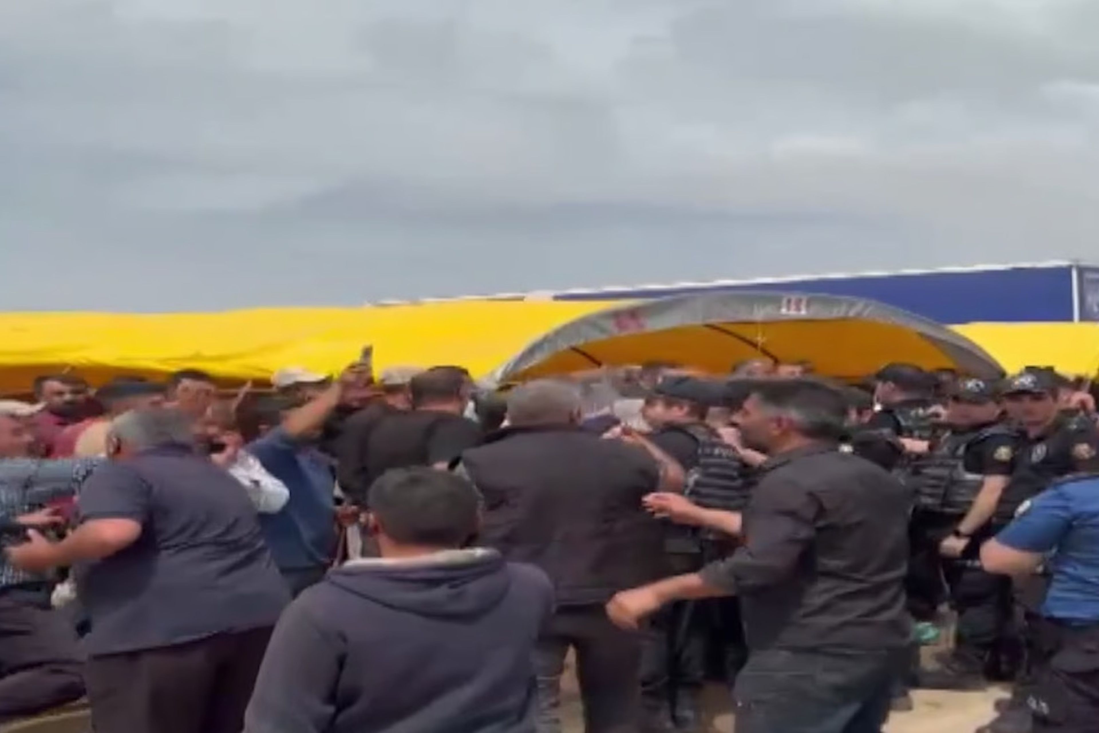 Kurban pazarında besiciler polise taş ve sopalarla saldırdı