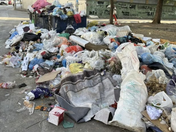 İzmir Buca'da maaş alamayan işçiler greve başladı, çöpler yine dağ oldu