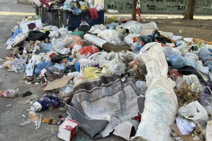 İzmir Buca'da maaş alamayan işçiler greve başladı, çöpler yine dağ oldu