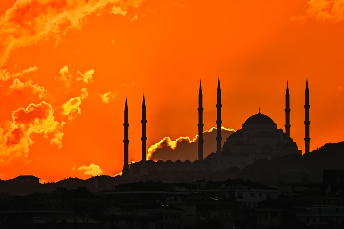 İstanbul'da gün doğumu büyüledi! Büyük Çamlıca Camii’nden eşsiz manzara