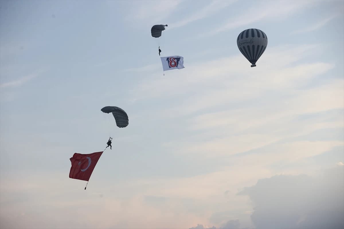 Kapadokya semalarında nefes kesen gösteri: JÖAK paraşüt timi sıcak hava balonundan atladı