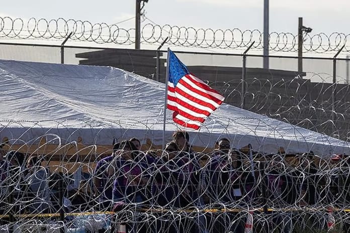 Yüzbinlerce göçmene sınır dışı edilecekleri tebliğ edildi