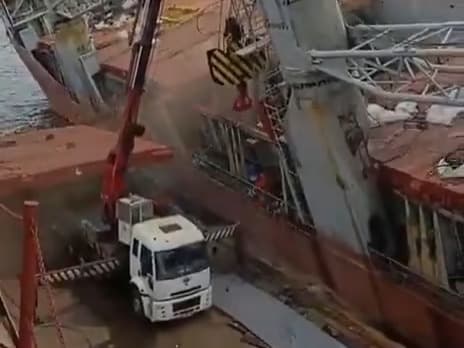 Tuzla Tersanesi'nde facia: Gemi yan yattı