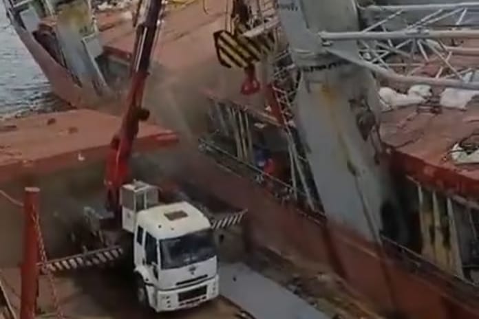 Tuzla’da gemi yan yattı: Bir işçi can verdi