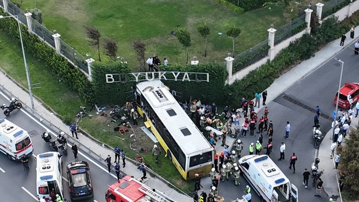 İETT otobüsü bahçe duvarına çarptı: Ölü ve yaralılar var!