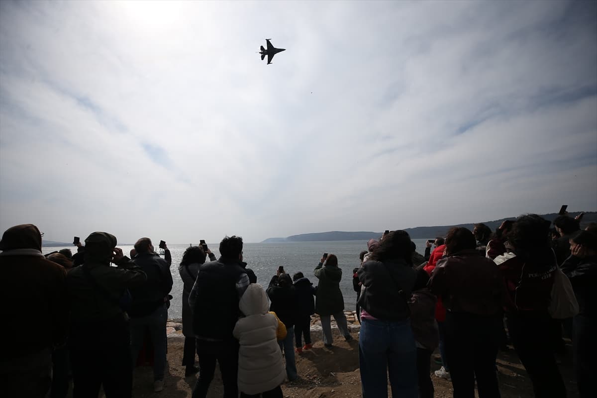 Çanakkale semalarında gurur tablosu: SOLOTÜRK gösteri uçuşu yaptı