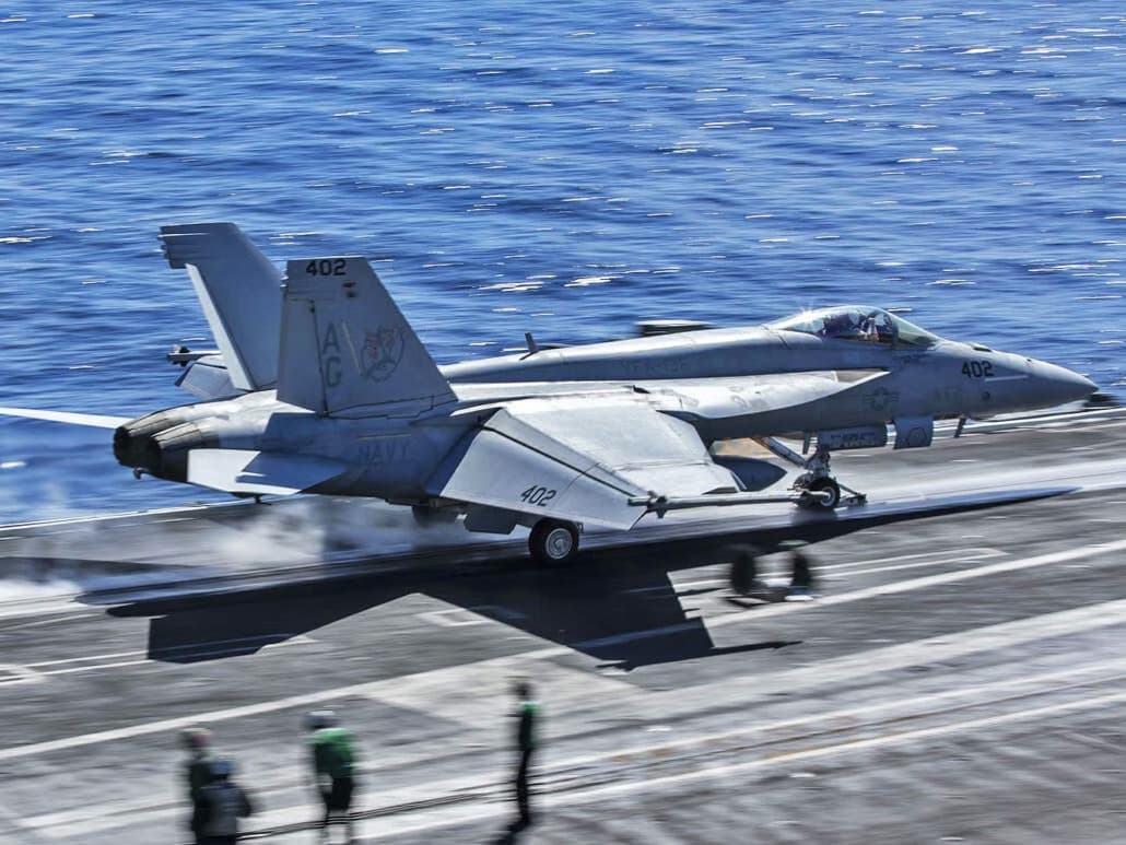 F/A-18 savaş uçağı Husi saldırılarından kaçarken düştü