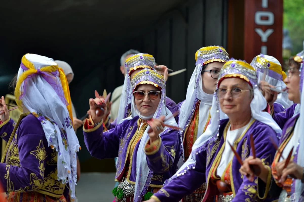 Çelenk sunumu ve sokaklara taşan kortej coşkusu