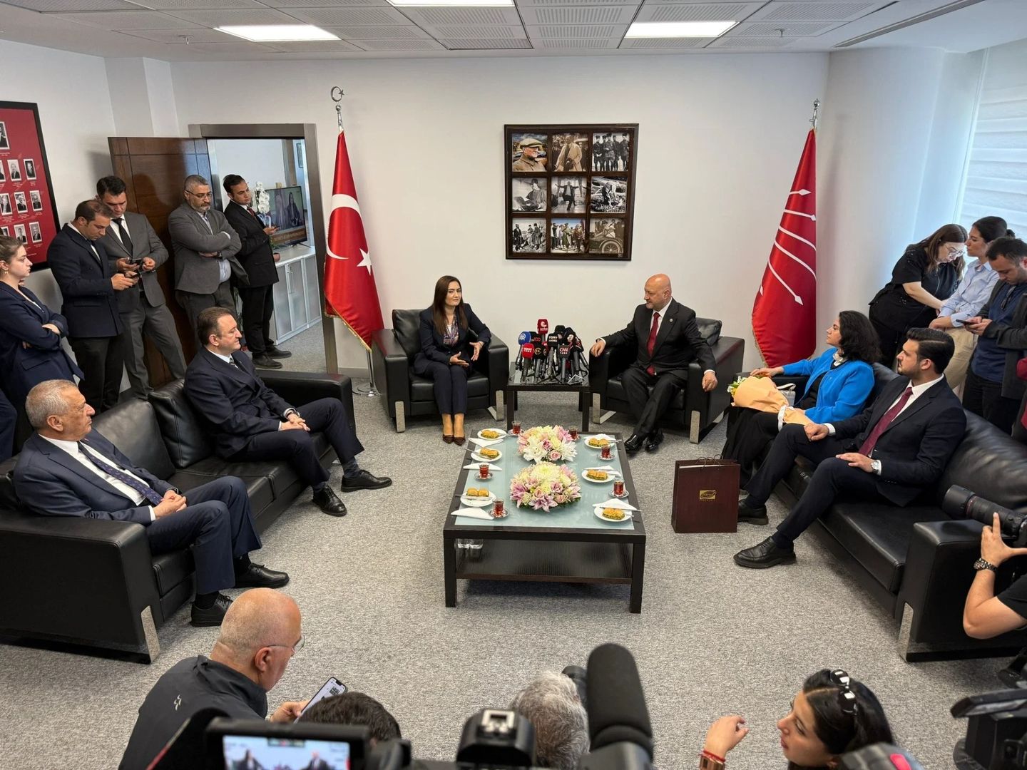 Üç bayram sonra ilk kez! AK Parti ve CHP Genel Merkezde bayramlaştı

