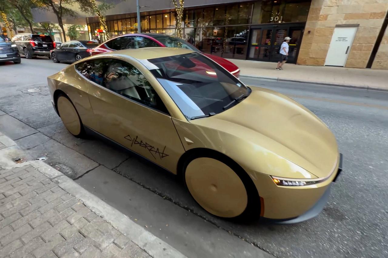 Tesla sürücüsüz yolculuğa başladı