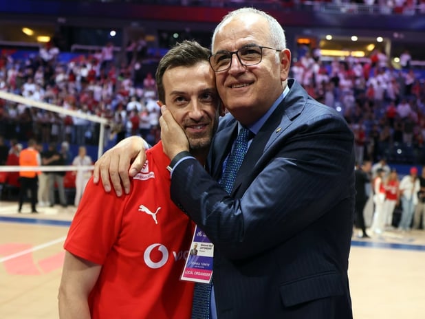 Mehmet Akif Üstündağ, Santarelli eleştirilerine sert çıktı: "Bu ülkeye ilkleri yaşatmış birine haksızlık ediliyor"