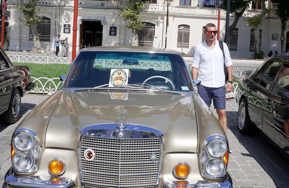 Sultanahmet Meydanı zamana meydana okuyan otomobillerle süslendi