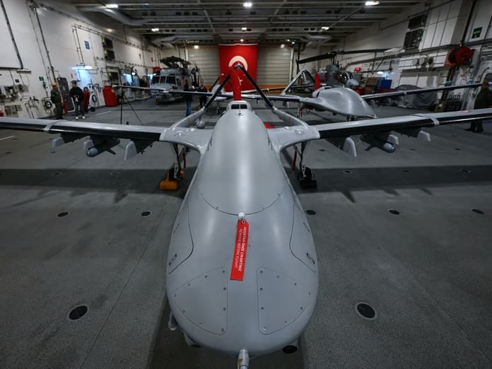 İngiltere'nin Southampton Limanı'na demirleyen TCG Anadolu gemisinde, Türk savunma sanayisi tanıtıldı