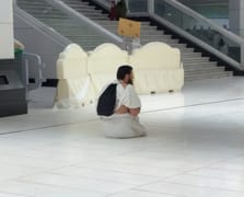 İki ayağı olmayan adam Kabe'yi elleri üzerinde tavaf etti