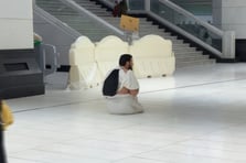 İki ayağı olmayan adam Kabe'yi elleri üzerinde tavaf etti