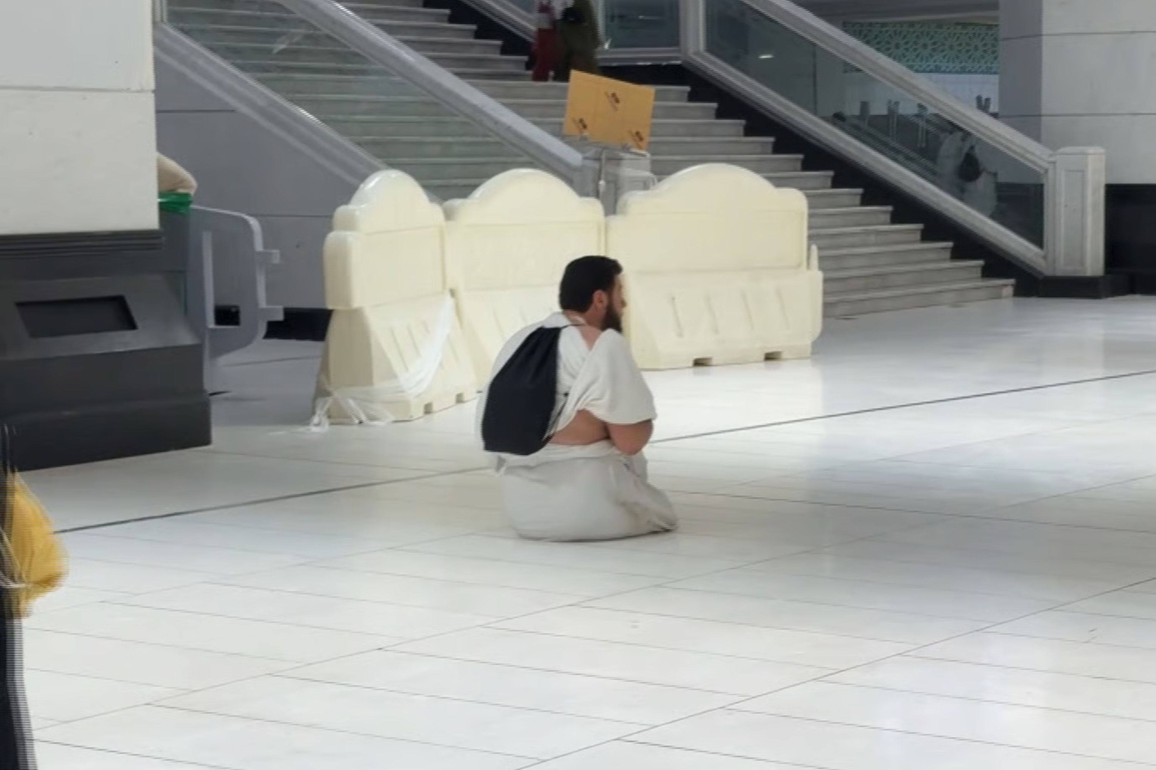 İki ayağı olmayan adam Kabe'yi elleri üzerinde tavaf etti