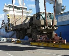 İsrail’e onlarca askeri araç sevkiyatı Haifa Limanı’nda teslim alındı