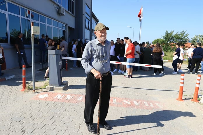 İşte YKS'nin 81 yaşındaki en yaşlı adayı! 'Filozof hurdacı' lakaplı Şevki amca