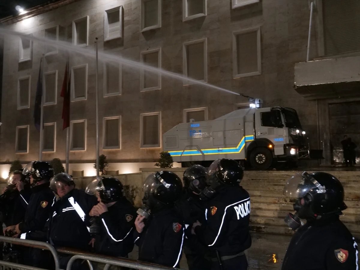 Arnavutluk'ta hükümet karşıtı protestolar patlak verdi