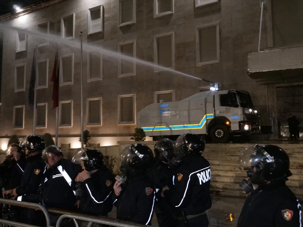 Arnavutluk'ta hükümet karşıtı protestolar patlak verdi