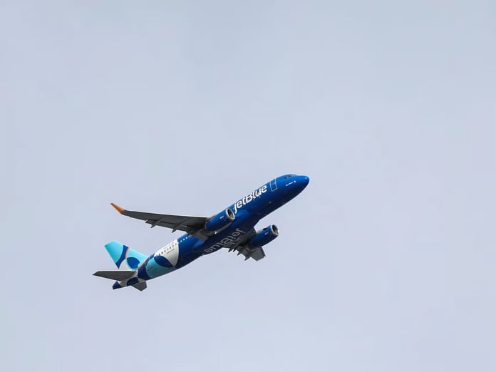 Yolcu uçağı ile ABD savaş uçağı havada çarpışmaktan son anda kurtuldu