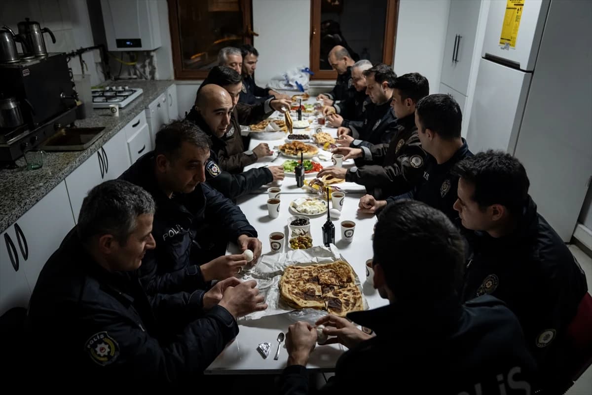 Türkiye'de 2026'nın ilk sahur gecesi renkli anlara tanık oldu