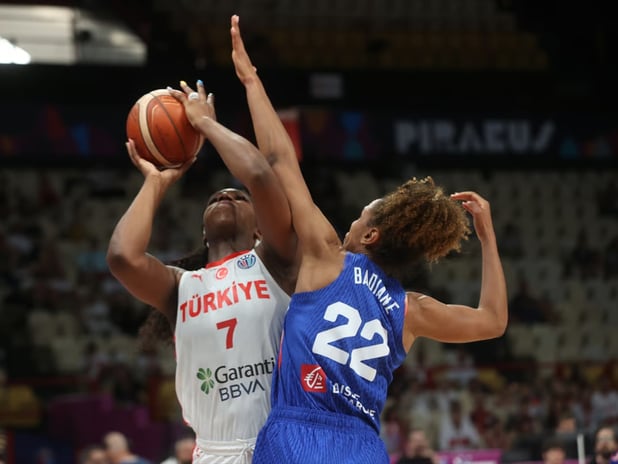 A Milli Kadın Basketbol Takımı, 2025 FIBA EuroBasket ilk maçında Fransa'ya mağlup oldu: Üstünlük son saniyelerde kayboldu