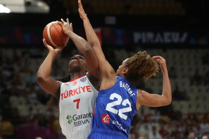 A Milli Kadın Basketbol Takımı, 2025 FIBA EuroBasket ilk maçında Fransa'ya mağlup oldu: Üstünlük son saniyelerde kayboldu