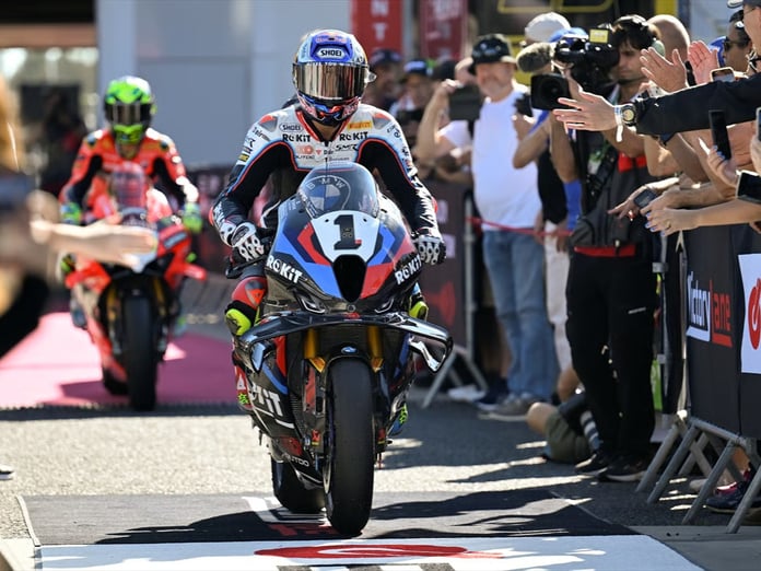 Toprak Razgatlıoğlu'nun üçüncü şampiyonluk macerası: Portekiz'de puan farkı aranıyor