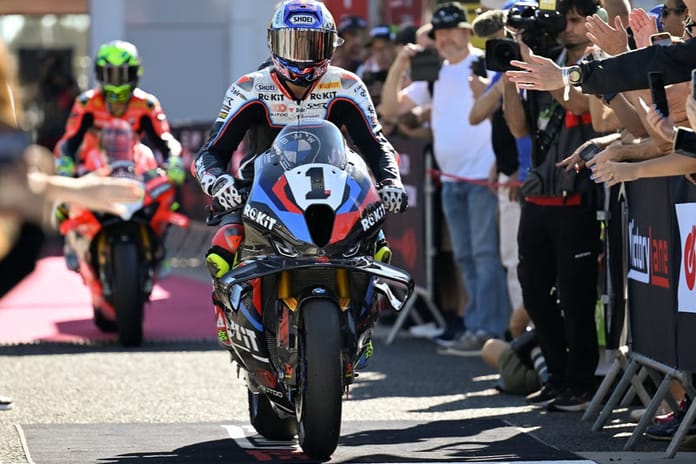 Toprak Razgatlıoğlu'nun üçüncü şampiyonluk macerası: Portekiz'de puan farkı aranıyor