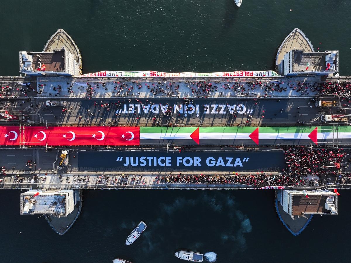 Galata Kulesi’nden tarihi kareler: İstanbul kırmızı-beyaza büründü