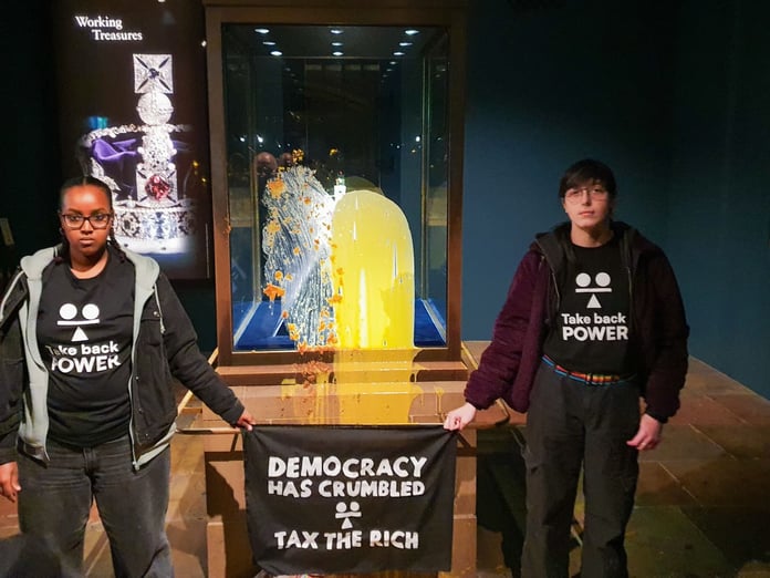 Kraliyet tacına muhallebili saldırıda dört gözaltı