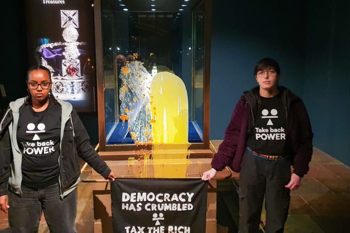 Kraliyet tacına muhallebili saldırıda dört gözaltı