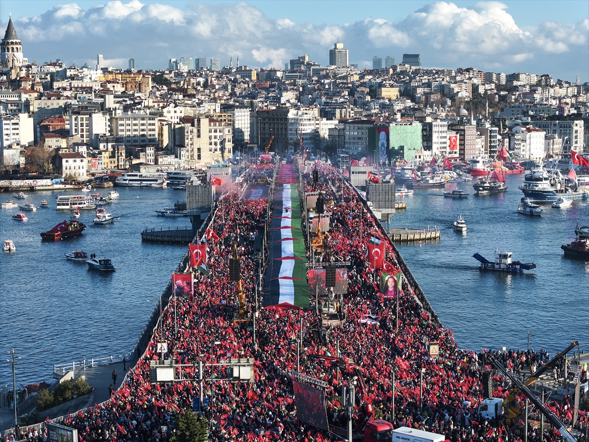 Galata Kulesi’nden tarihi kareler: İstanbul kırmızı-beyaza büründü