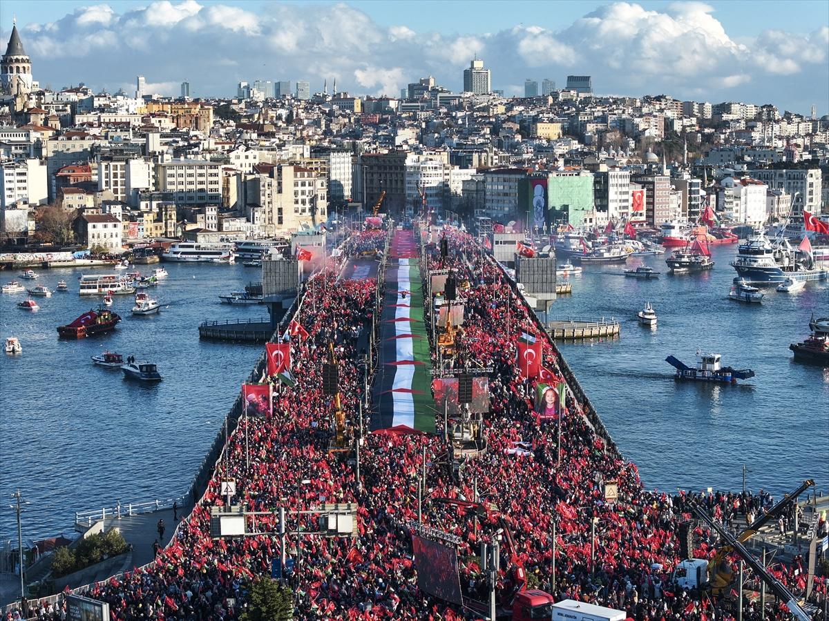 Galata Kulesi’nden tarihi kareler: İstanbul kırmızı-beyaza büründü
