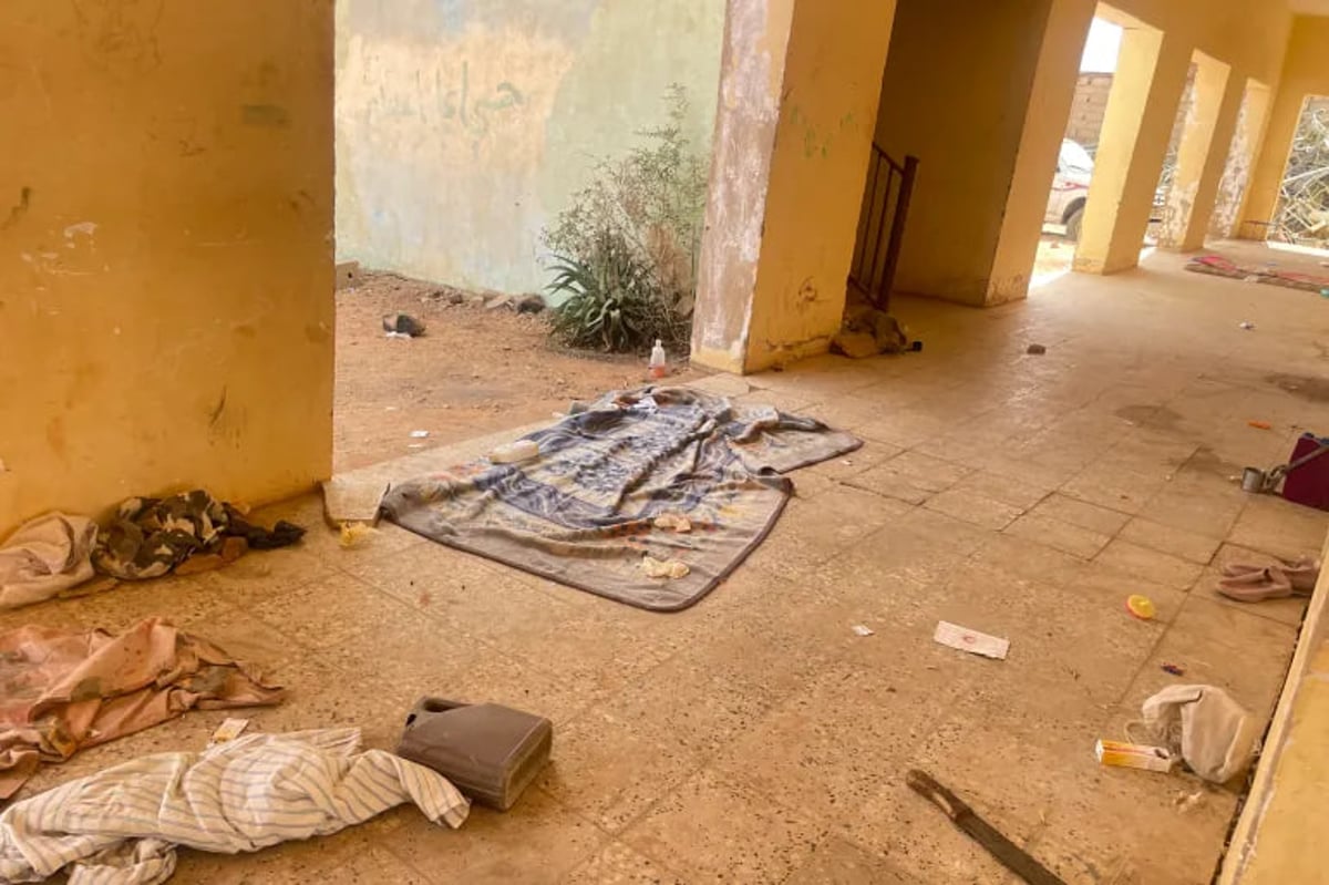 Okulun içindeki hapishanede tutukluların giysi kalıntıları (Al Jazeera))