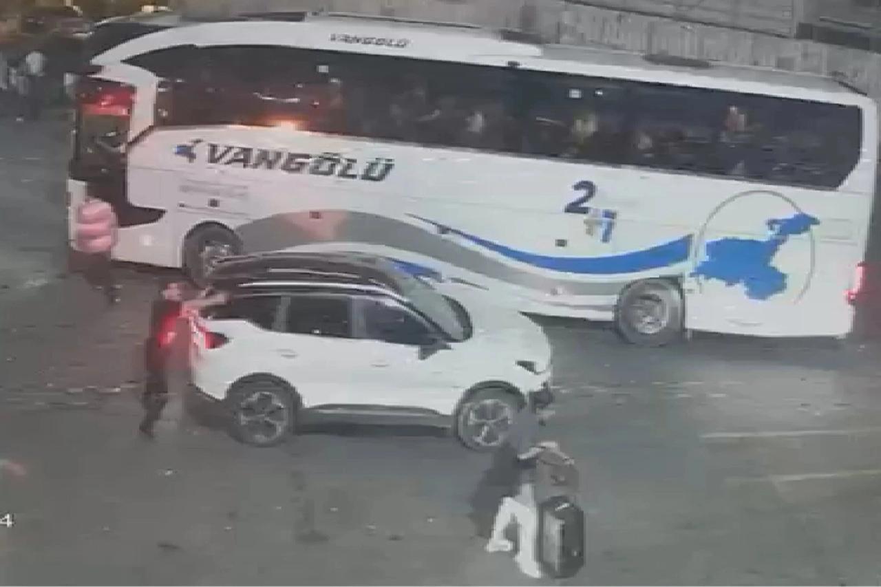 Polis ekiplerine ateş açan teröristin etkisiz hale getirildiği anlar
